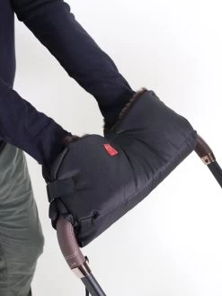 Lamsvachthandwarmer "Biggy" Zwart - (L)42 X (B)22 Cm -Babyproduct winkel kaiser naturfellprodukte lamsvachthandwarmer biggy zwart l 42 x b 22 cm 2